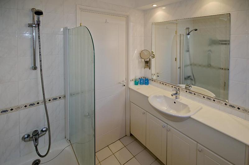 Award-Winning 3-Bedroom Apartment Near Beach Paphos Buitenkant foto